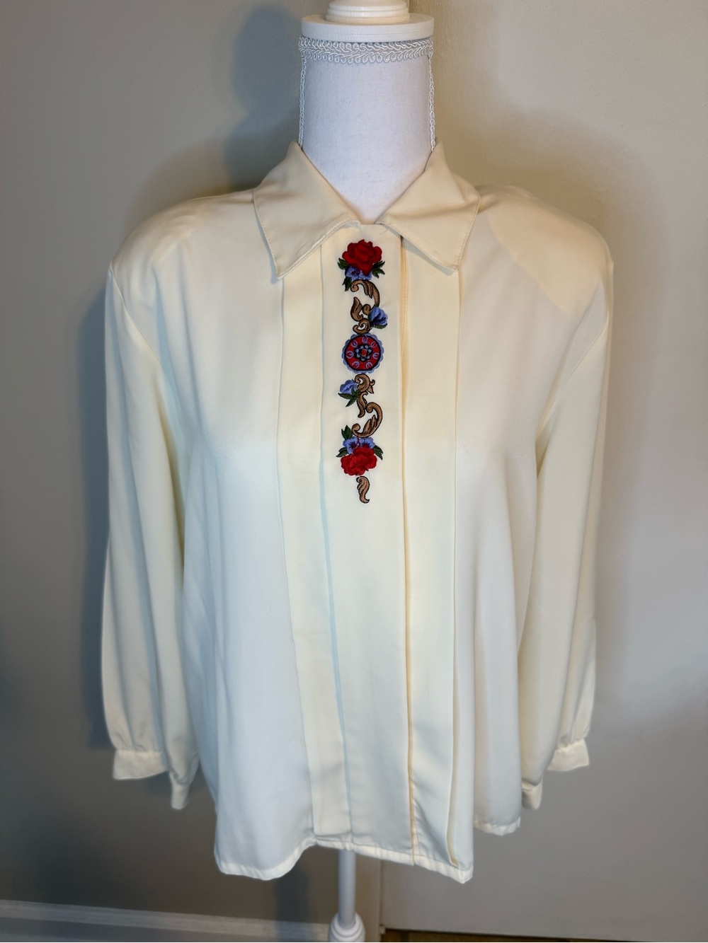Vintage Koret Ivory Embroidered Floral Button Down Blouse Size 12